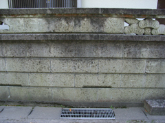 大谷石の外塀(塗装前)