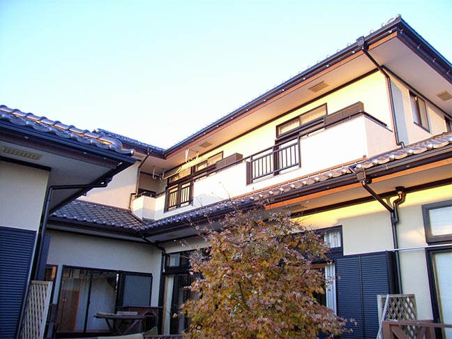ガヴォー「青い屋根」 ネイビーカラーで統一した、工場の屋根の葺き替えと外壁塗装